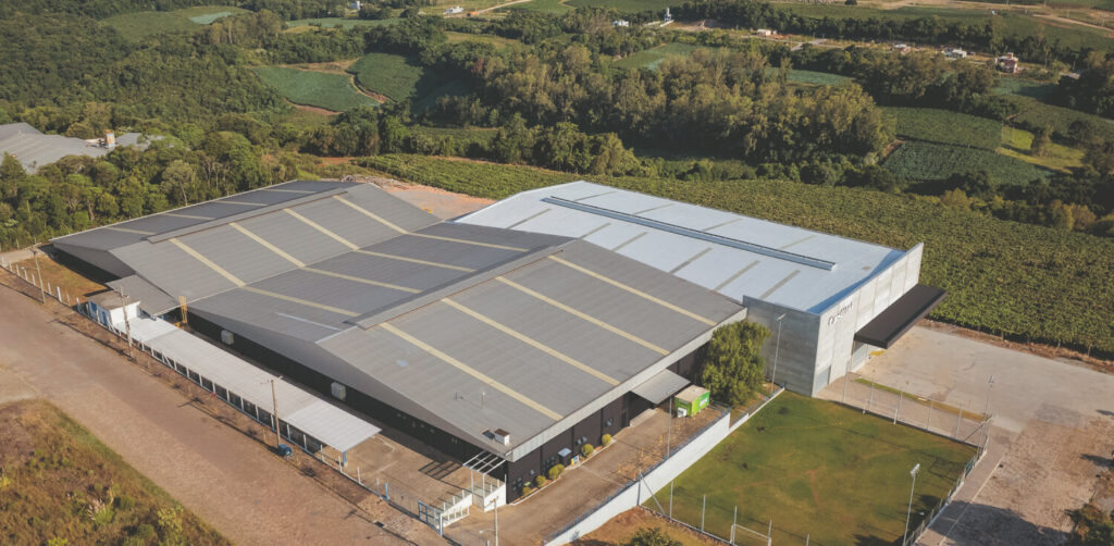 Fachada da fábrica Casttini Móveis Planejados em Bento Gonçalves destacando a estrutura de produção.