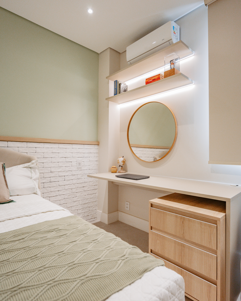Gaveteiro volante em madeira sob bancada de estudos, destacando a funcionalidade e otimização de espaço em dormitório planejado