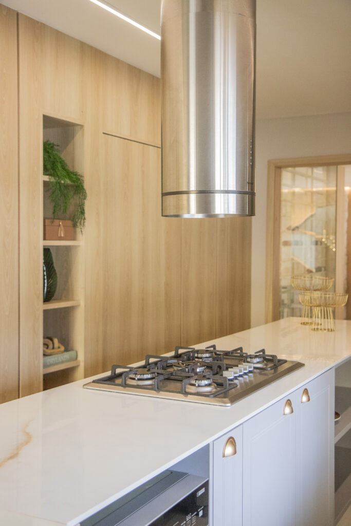 Detalhe de mobiliário planejado Casttini com alinhamento preciso entre módulos e superfícies, aplicando o conceito de elegância e unidade na arquitetura de interiores.