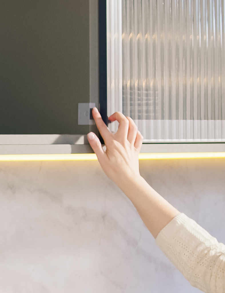 Cozinha planejada Casttini com sistema servo drive em armário aéreo de vidro canelado, demonstrando abertura automática e iluminação LED embutida.