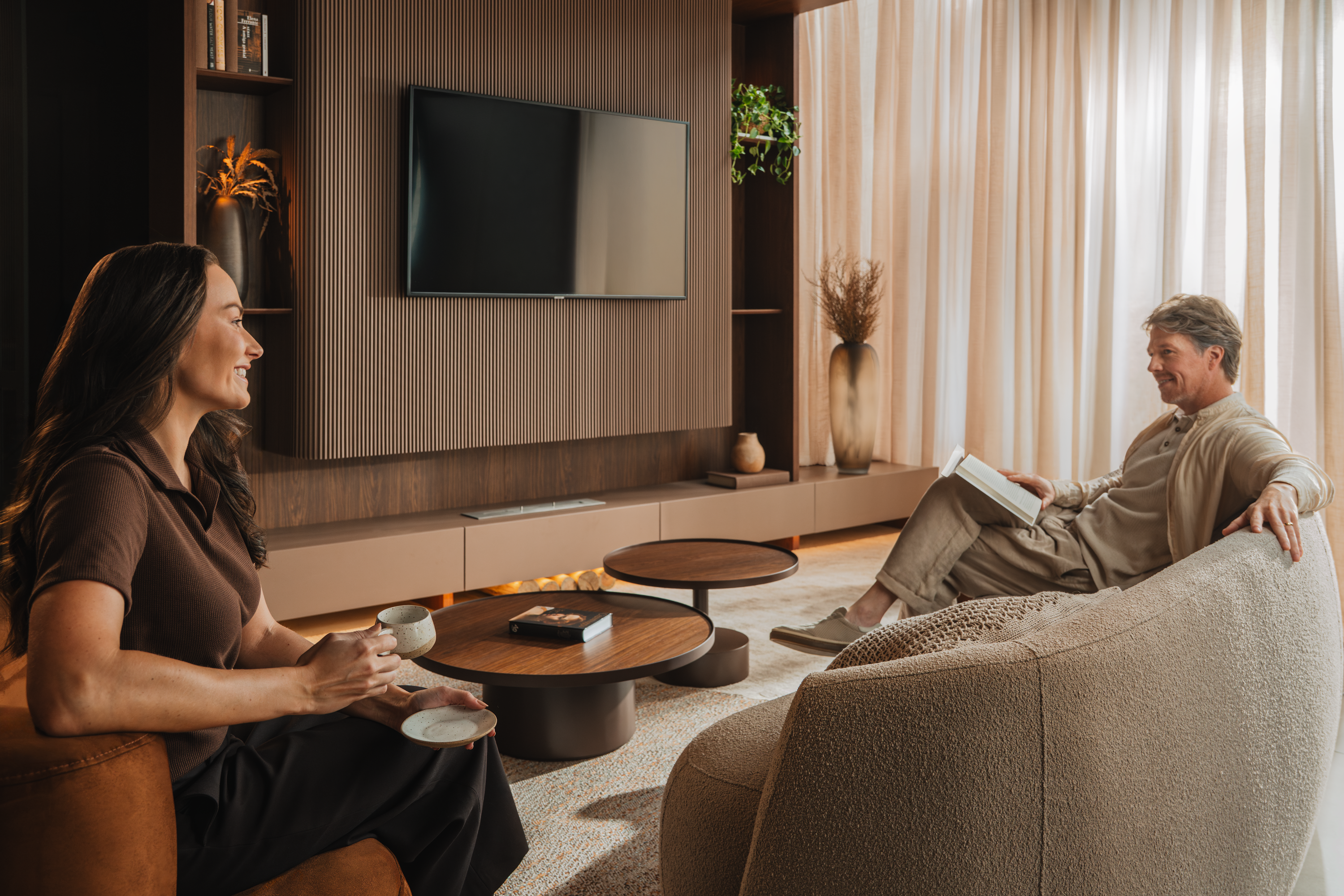 Sala de estar com marcenaria sob medida Casttini e painel de TV em tons neutros